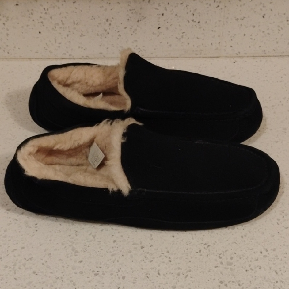 UGG Esliper Size 9 Men